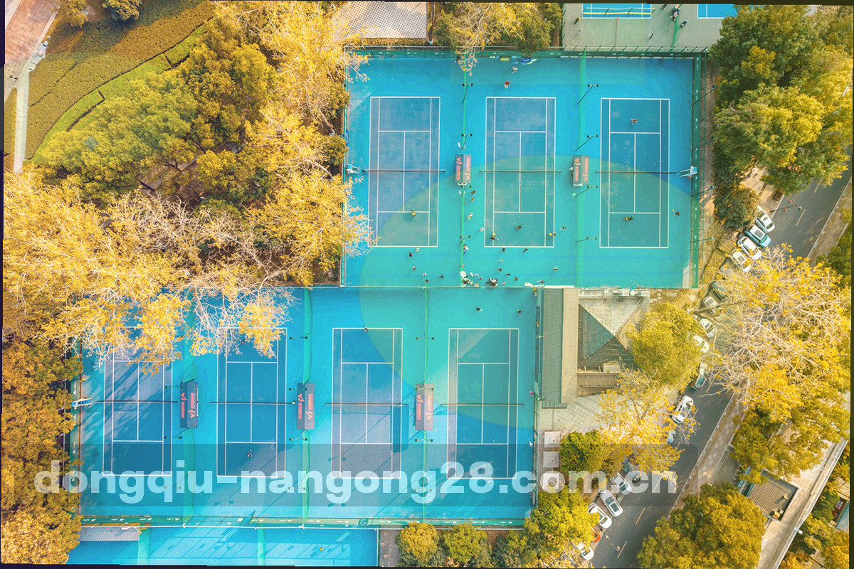 场边战术板上用粉笔画出跑位线条与箭头，旁边压着几张写满标注的便签